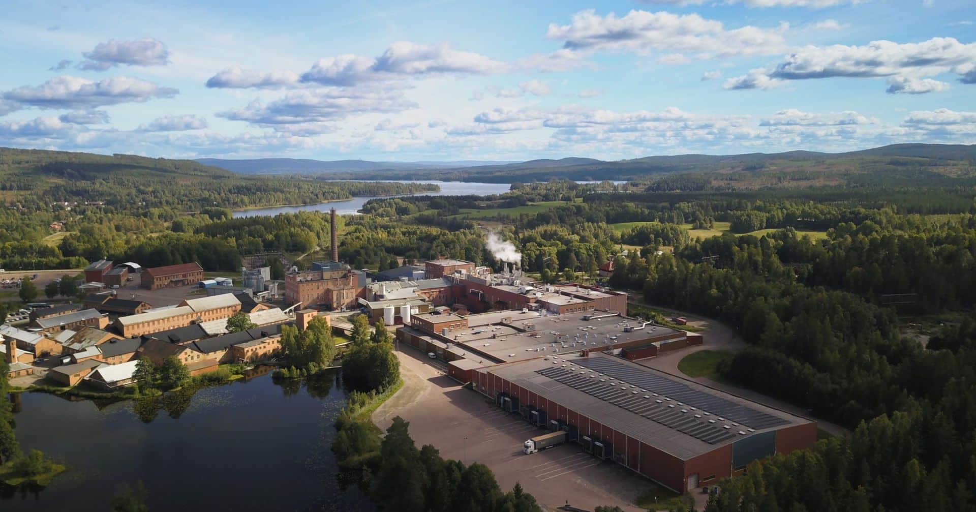 Drönarbild över Artic Paper fabrik med solpaneler